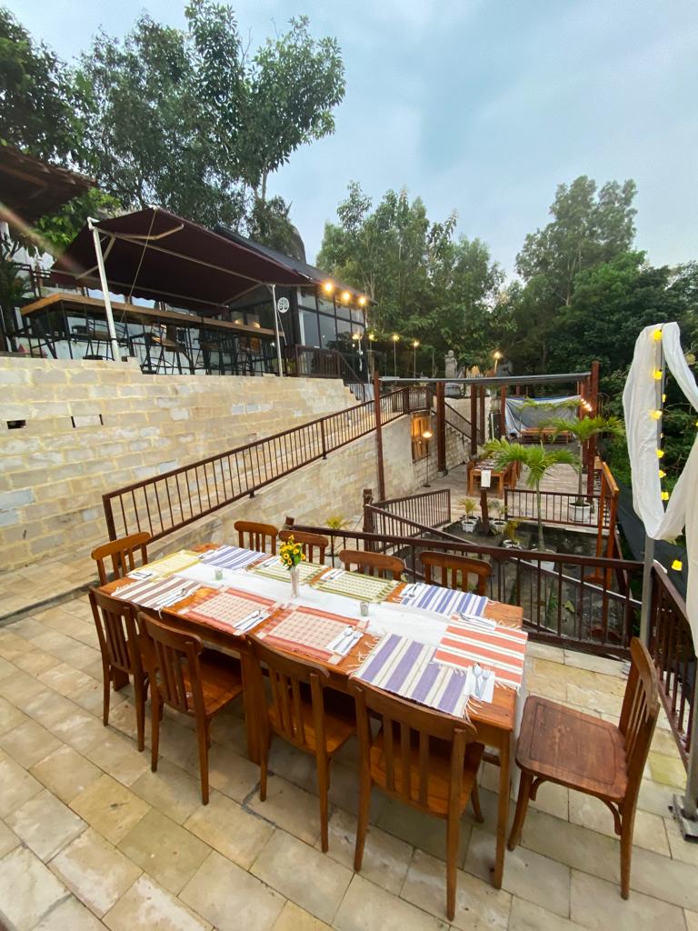 resto rombongan dekat candi