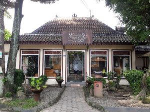 https://travel.tempo.co/read/1048171/menikmati-menu-eksklusif-di-pabrik-coklat-monggo-yogyakarta