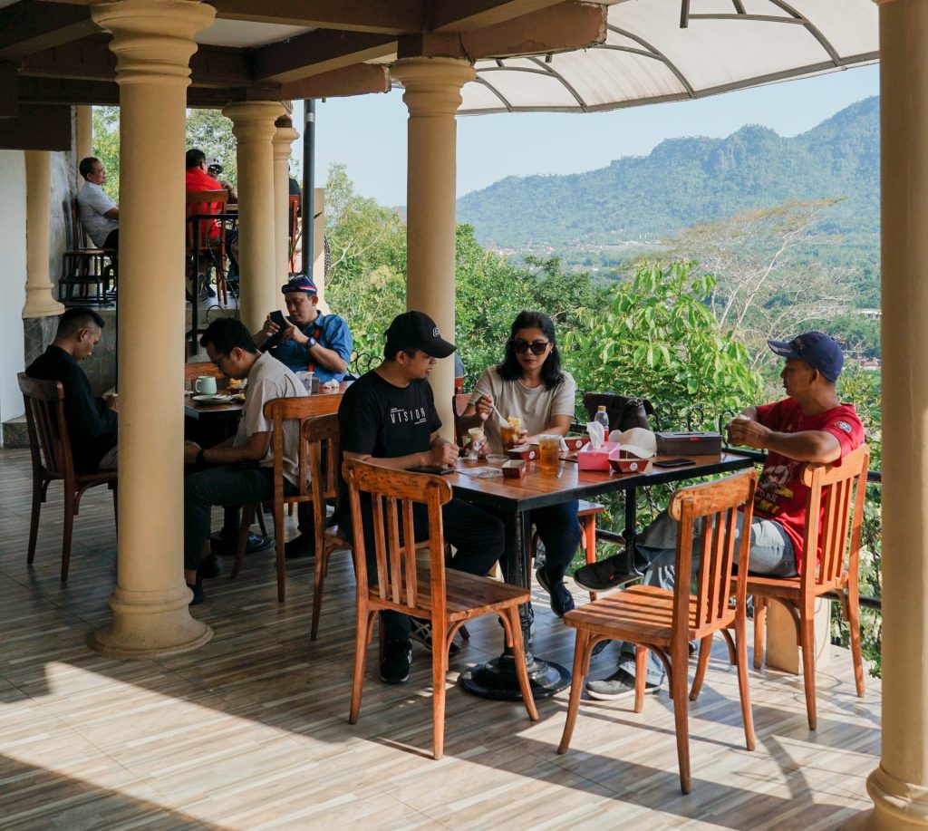 Pemandangan dari Kedai Bukit Rhema yang bikin hati dan pikiran jadi adem.